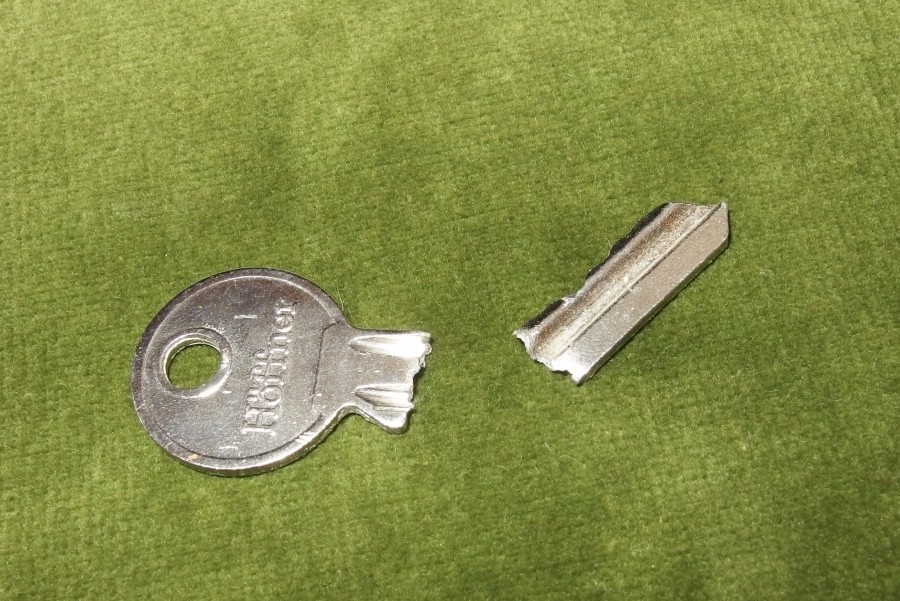 Abgebrochener Schlüssel im Zylinderschloss - so spart man sich den Schlüsseldienst.