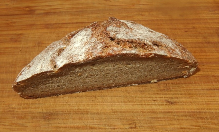 Hartes Brot muss nicht weggeworfen werden, sondern kann mit dem Ice-Crusher zerkleinert und als Croutons für Salate verwendet werden.