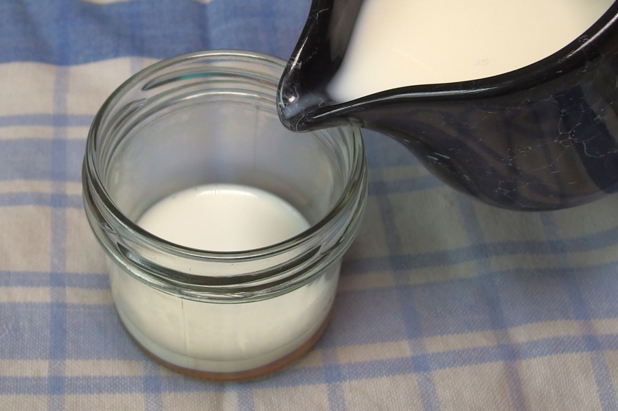 Man gibt einfach ein bisschen heiße Milch in das Honigglas, so dass es etwa zu 75% mit Milch gefüllt ist, tut den Deckel drauf und schüttelt kräftig.  Schon hat man eine leckere Honigmilch mit Milchschaum.