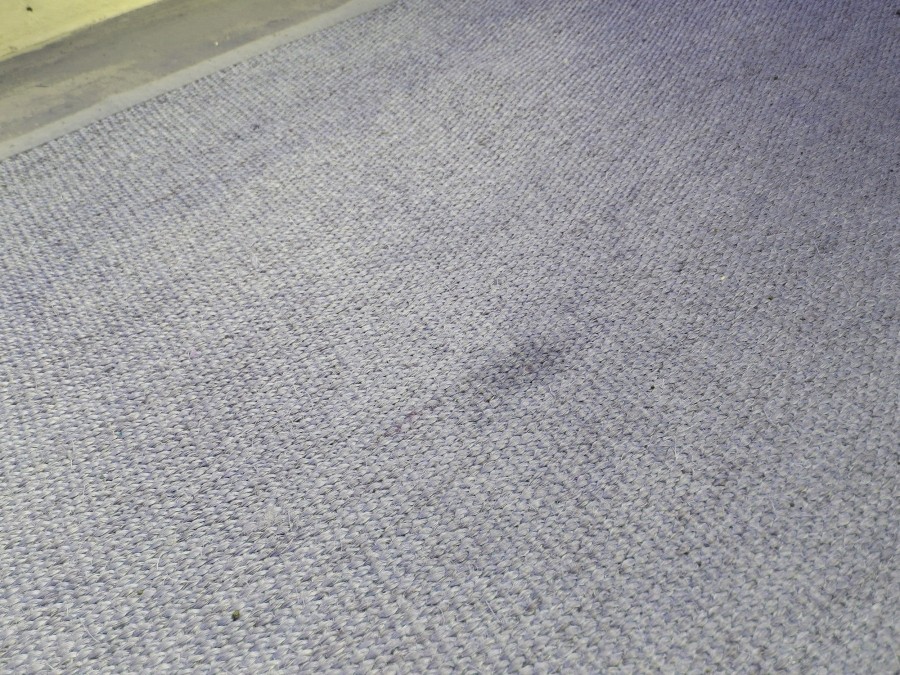 Schmutzigen, verstaubten Teppich mit weißem Essig und Wasser wieder schön sauber bekommen. Funktioniert auch mit echten Teppichen.