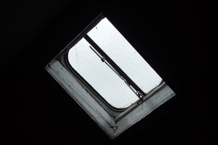 Wenn man Dachfenster (oder auch normale Fenster) einwachst, bleiben sie länger sauber, da der Regen vom Glas abperlt und den Schmutz mitnimmt. 