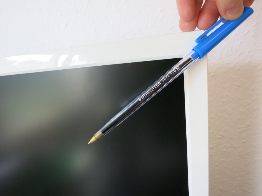 Sollte euer Kind sich mit einem Kugelschreiber künstlerisch auf eurem TFT-Monitor ausgelassen haben, bekommt ihr den Kugelschreiber mit einem Radiergummi wieder weg.