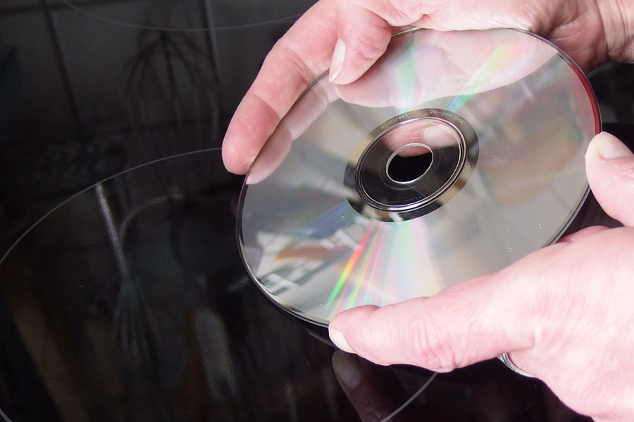 Mithilfe einer alten CD das Glaskeramikfeld säubern.