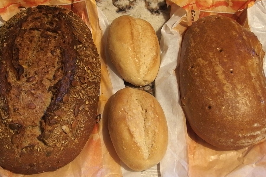 Frisches Brot bekommt man jeden Tag vom Bäcker. Hier kann man auch einen halben Brotleib verlangen. 