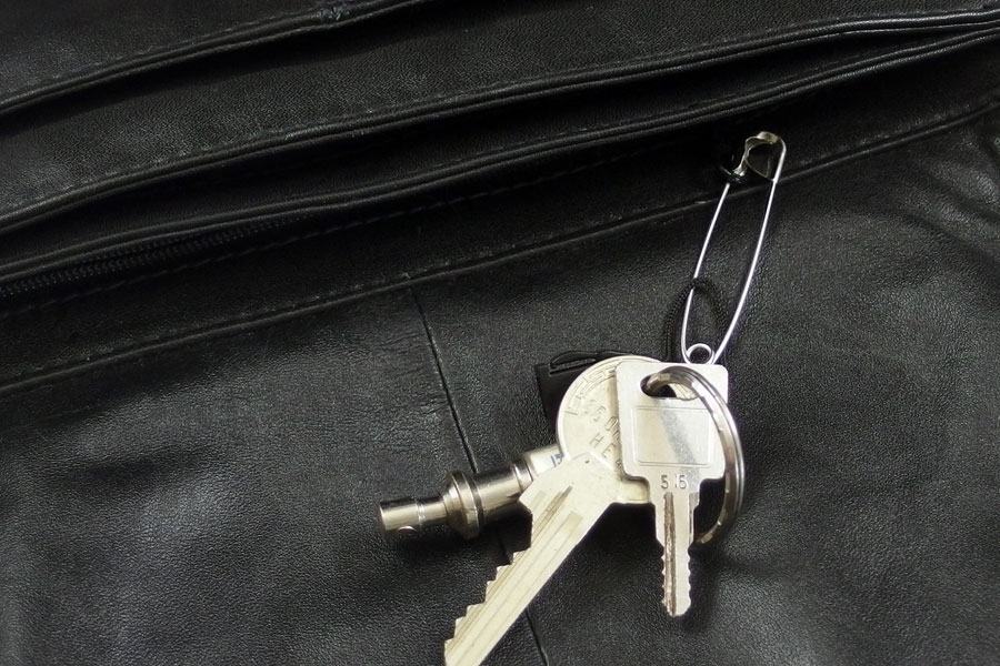 An den Schlüssel einfach eine Schnur, ein Bändchen oder vielleicht Schnürsenkel dranbinden, das andere Ende an eine Sicherheitsnadel binden und diese dann an der Innenseite der Tasche festmachen. 