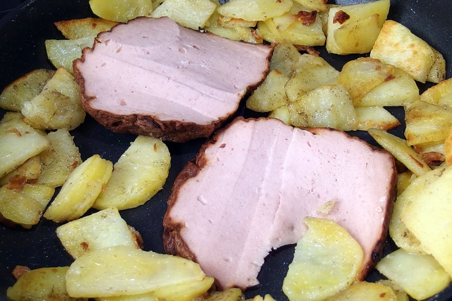 Schweineschmalz habe ich wiederentdeckt. Dieses Fett gibt Bratkartoffeln, Fleisch und Bratwürsten einen kräftigen Geschmack und kann hocherhitzt werden.