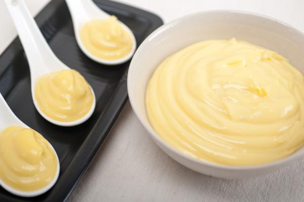 Vanillepudding ist immer noch der Klassiker bei den Desserts und du kannst ihn super einfach und schnell selber machen.