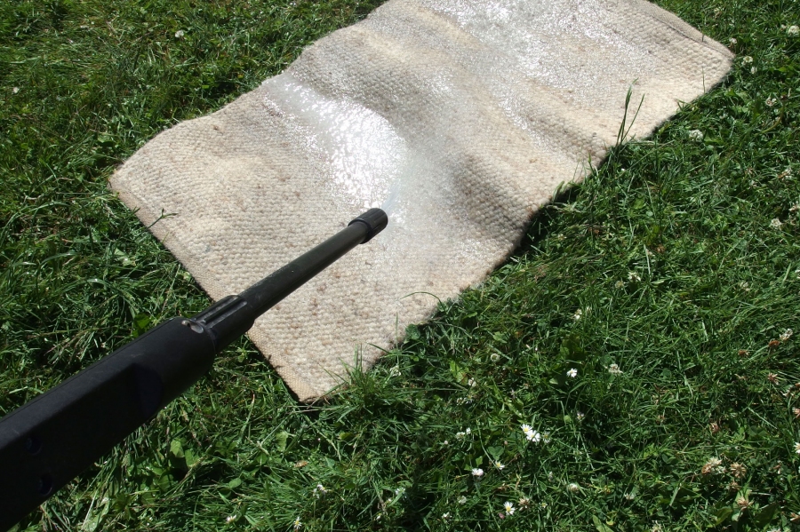 Teppich reinigen: Grundverschmutzten Teppich auf den Rasen auslegen und mit dem Hochdruckreiniger so lange bearbeiten, bis das abfließende Wasser wieder glasklar ist. Die Aktion gelingt besonders gut an heißen Sommertagen.