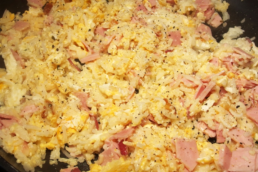 Reste-Reis mit Ei und Schinken - schmeckt total gut mit Sojasoße, Apfelmus und Röstzwiebel!