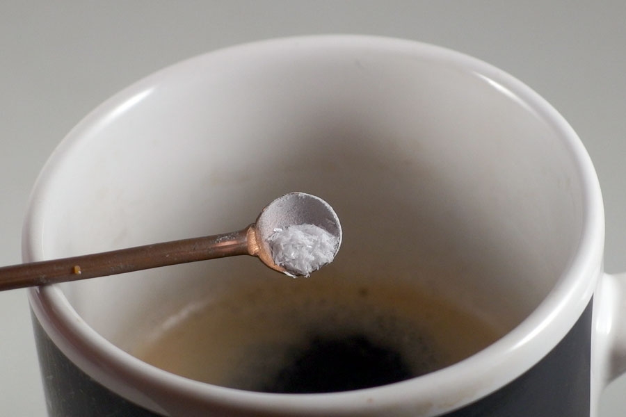 Aromatischeren Kaffee erhält man, wenn dem Kaffeepulver, eine Prise Salz zugegeben wird
