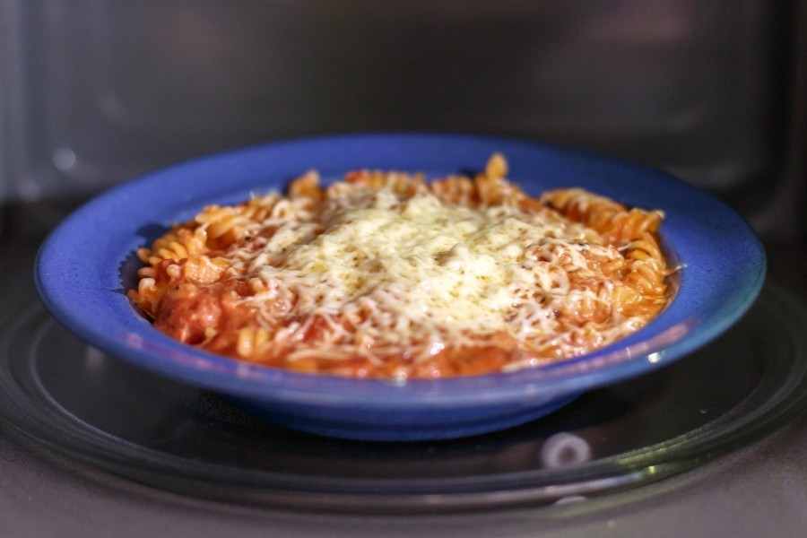 Wer mal keine Lust auf Kochen, aber Hunger hat, kann dieses Rezept für Nudeln mit Tomatensoße und Fetakäse ausprobieren.