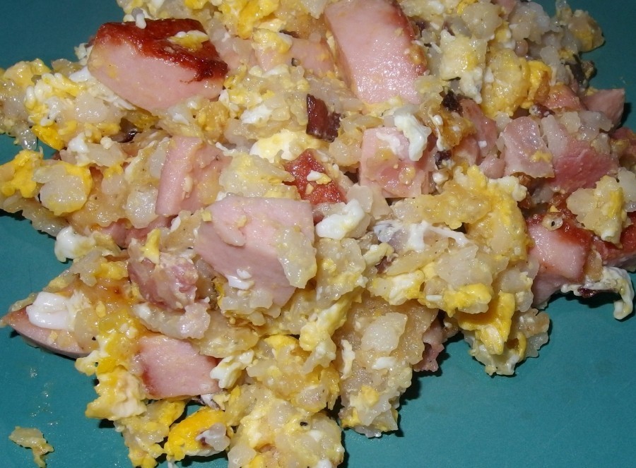 Ein leckeres Reis-Gericht mit Ei und Würstchen bzw. Leberkäse. Je nachdem was man da hat, kann man die Zutaten, Gewürze etc. etwas variieren.