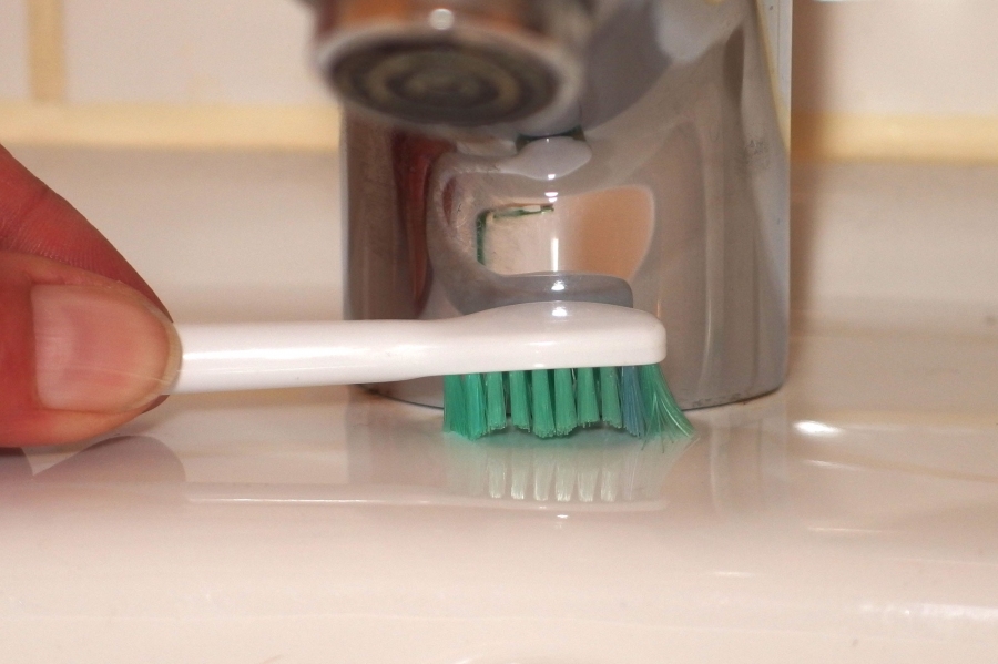 Alte Zahnbürsten eignen sich hervorragend zum Schrubben von kleinen Winkeln und Ecken im Bad.