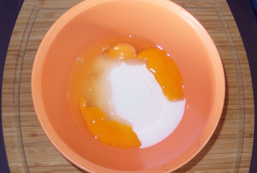 Eier und Zucker rühren, bis die Masse hell ist.