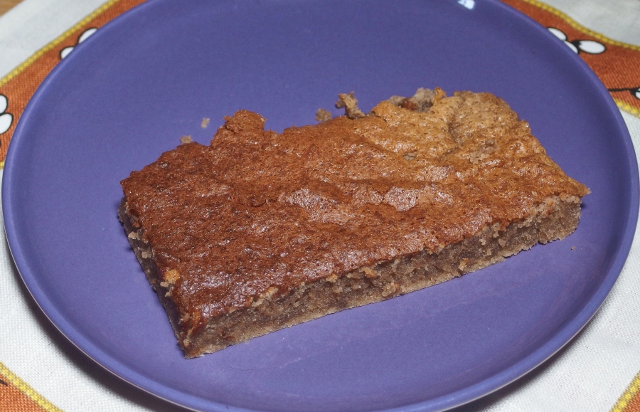 Ein Stück fertig gebackener Schokoladenkuchen vom Blech.