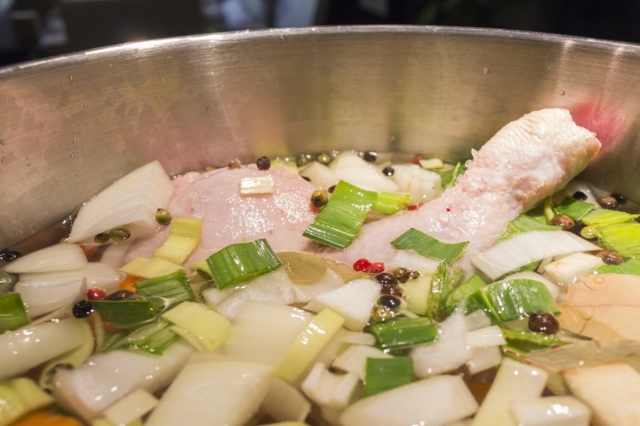 Die Suppe macht etwas Arbeit, ist also eher etwas für Leute mit Zeit und Lust zum Kochen, kann aber auf Vorrat gekocht und portionsweise eingefroren werden.