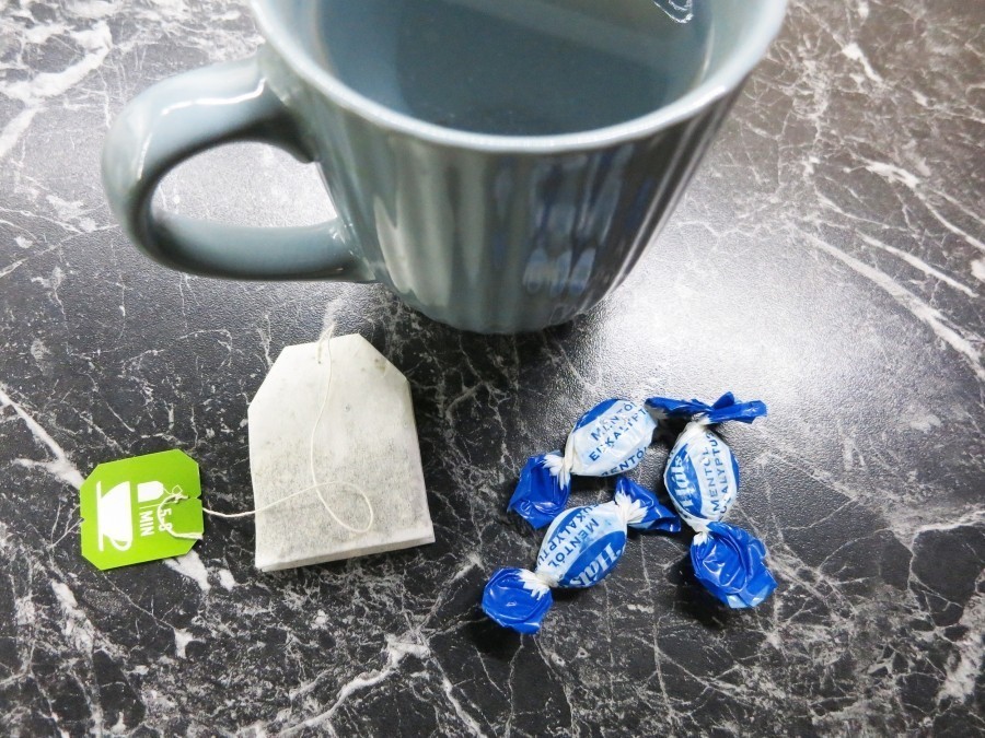 Hustenbonbons (z.B. Eukalyptus-Mentholbonbons) in einen Tee geben. Durch die Bonbons ist der Tee auch ohne Zucker süßlich und man schmeckt das Menthol gut heraus.
