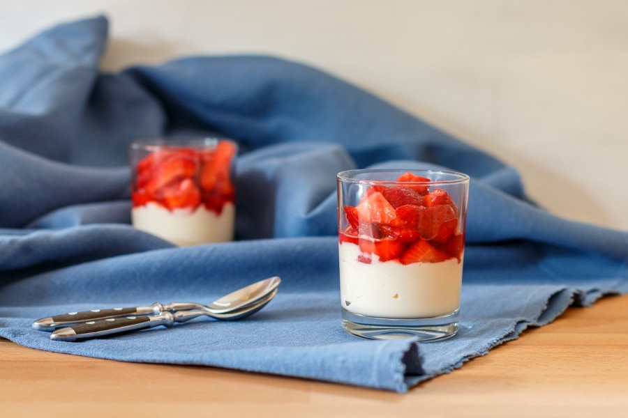 Schnell gemachte süße Speise: Vanillepudding mit Quark und Joghurt. Dazu Kirschen oder Erdbeeren servieren und genießen!