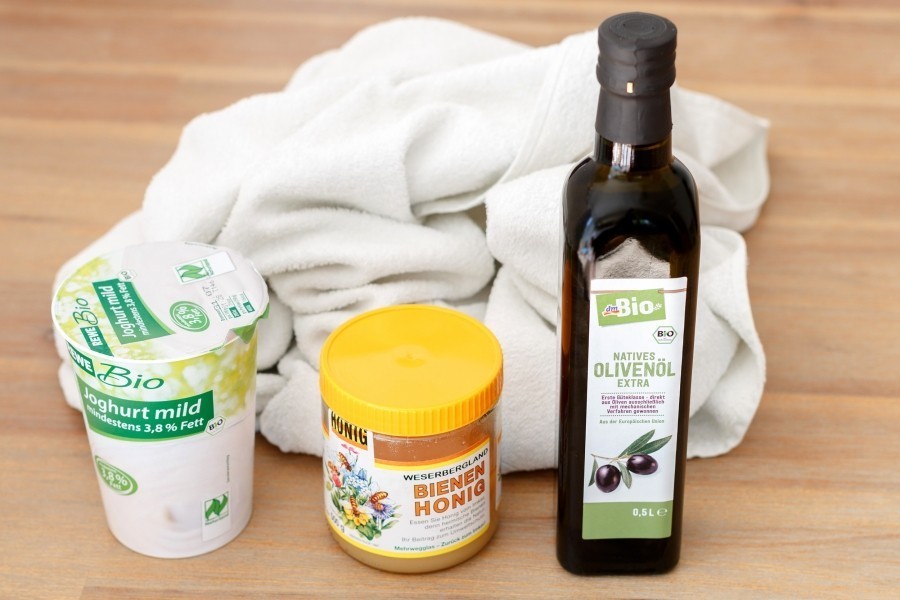 Eine Mischung aus Naturjoghurt, Honig und Olivenöl dient hervorragend als Haarkur.