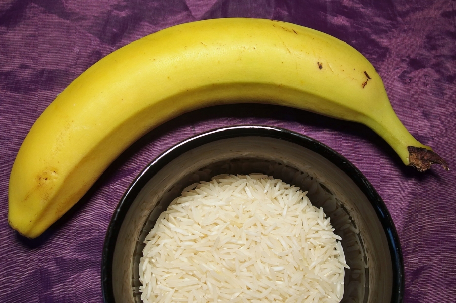 Bei Durchfall hilft es gekochten Reis mit Banane vermischt zu essen.