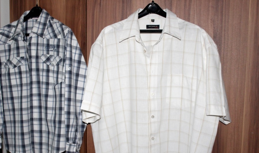 Hemden oder T-Sirts lassen sich schnell bügeln, wenn man der Wäsche zum Weichspüler etwas "Hoffmanns FLIZZ-Bügelhilfe" zugibt.