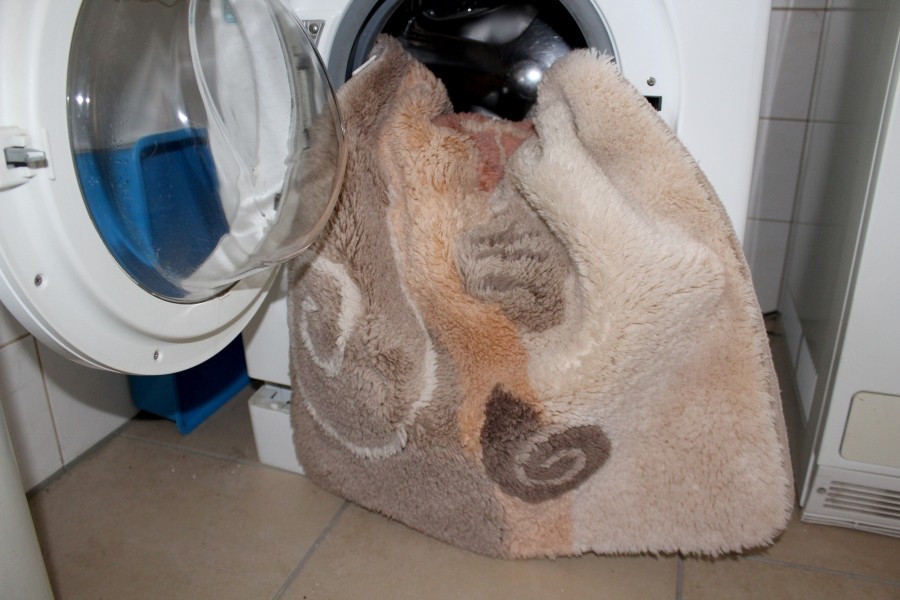 Viele moderne Waschmaschinen haben kein Flusensieb. Dennoch verfangen sich in der Pumpe häufig Gegenstände wie z.B. BH-Bügel. Um die Gegenstände zu entfernen, muss man einfach die Maschine hinten aufschrauben (vorher ausstecken).