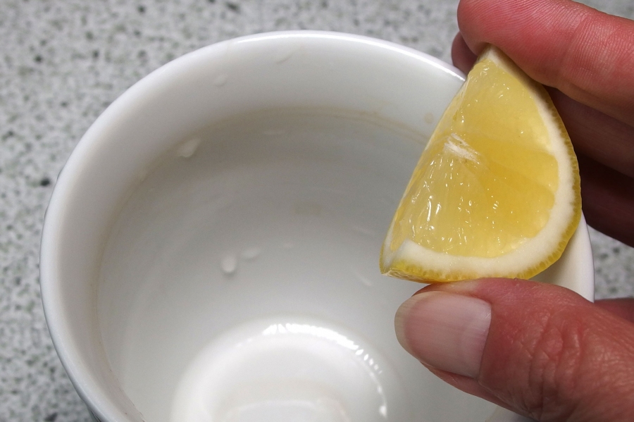 Mit Zitrone und Papierküchentüchern Teeflecken aus Porzellan und Gläsern entfernen.