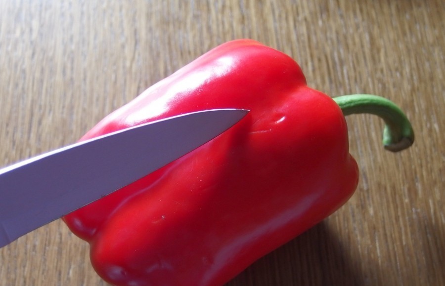 Einfacheres Entfernen des Innenlebens einer Paprika: Paprika den Einkerbungen entlang schneiden.