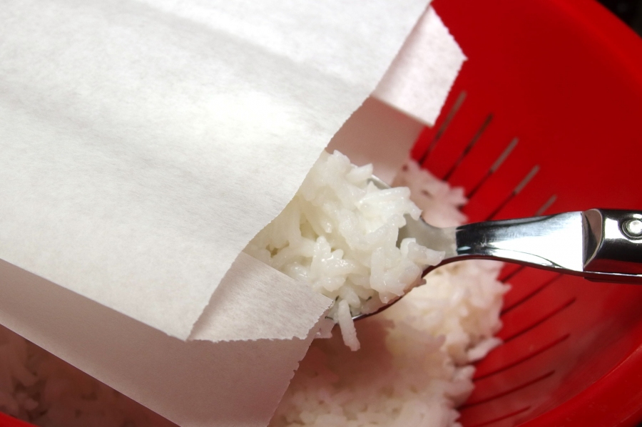 Reis auf Vorrat kochen und portionsweise in Plastiktüten einfrieren.
