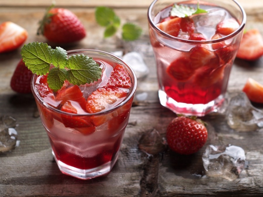 Eine leckere Kirsch-Erdbeer-Bowle mit verschiedenem Alkohol (Wodka, Sekt, Erdbeer Limes und Wein). Wer möchte, kann auch Sprudel hinzufügen.