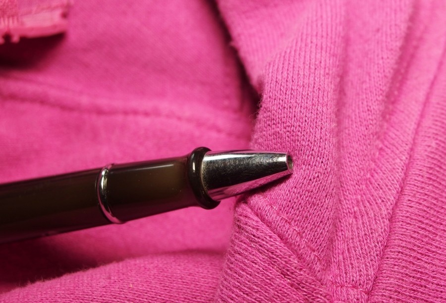 Kugelschreiberflecken auf der Kleidung mit klarem Schnaps, z. B. Wodka, vorbehandeln und dann normal waschen.