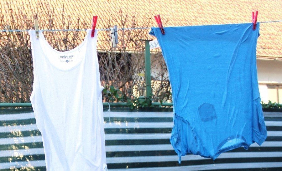 Wäsche feucht bügeln: Das Ergebnis, man ist schneller fertig mit bügeln und außerdem werden die Kleider, vor allem Hemden, wesentlich glatter.