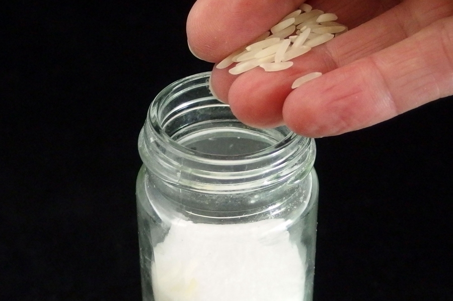 Ein paar ungekochte Reiskörner im Salzstreuer bewirken Wunder, da diese die Feuchtigkeit binden.