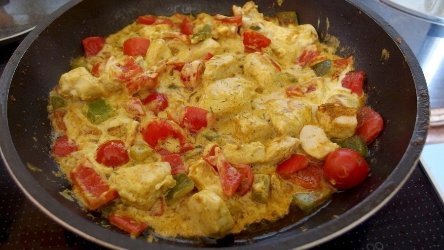 Leckeres Curry-Gemüse-Geschnetzeltes mit Ananas und Reis.