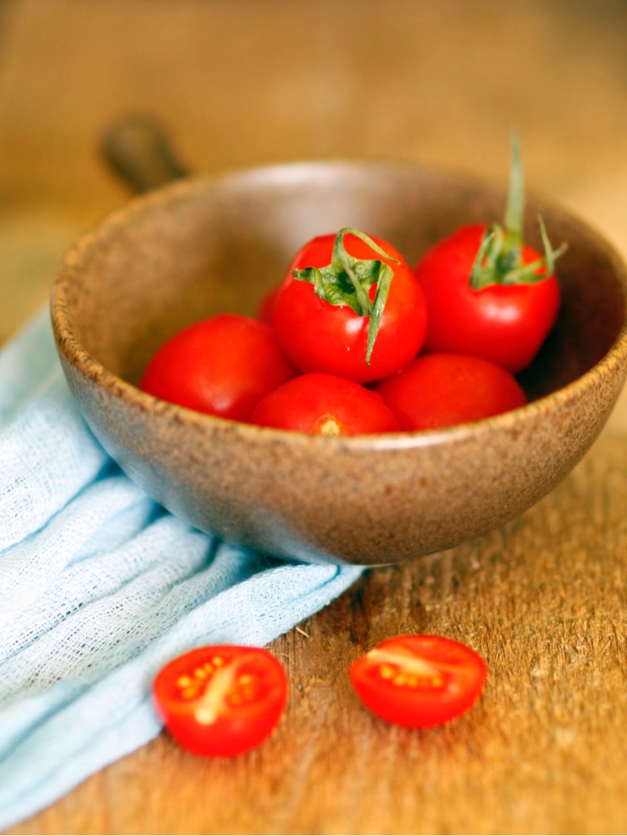 Wenn Tomaten durch schlechtes Wetter nicht mehr nachreifen wollen, kann man sie in einem warmen Raum nachreifen lassen. 