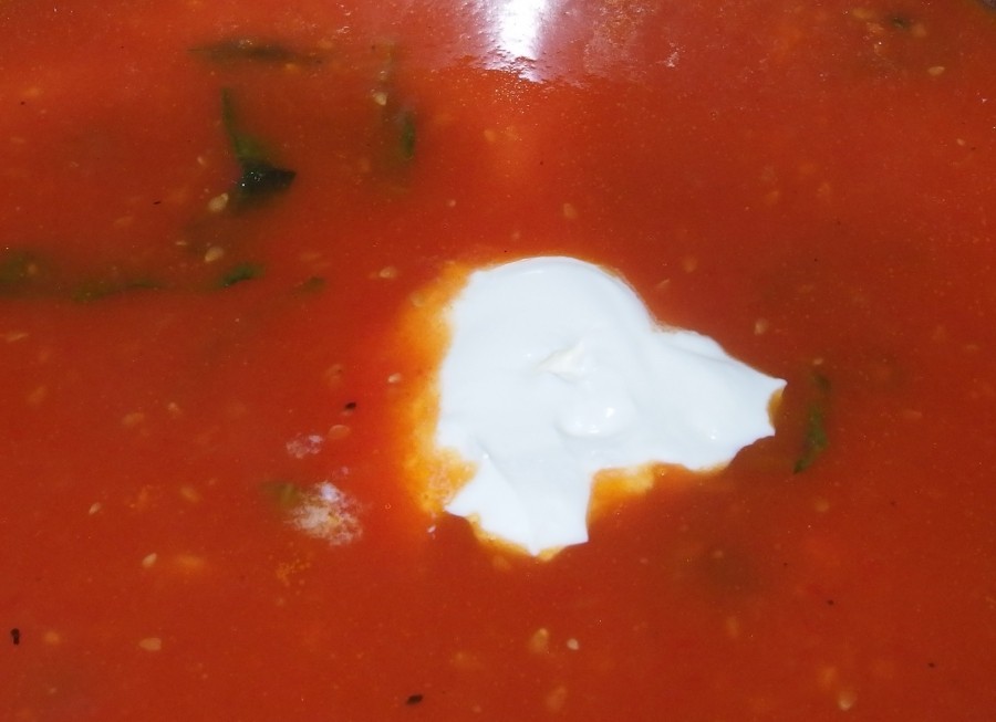 Zwiebeln und Knoblauch dürfen beim Erhitzen für die Tomatensauce nicht braun werden.