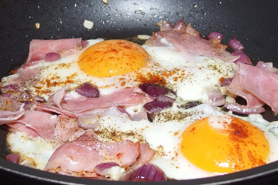 Einen "Strammen Max" kann man einfach und schnell aus Eiern, Kochschinken und Zwiebeln zubereiten.