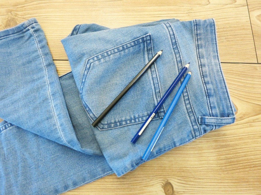 Nach der Wäsche haben Jeans häufig unschöne weiße Blanchissuren. Mit einem Trick kann man diese prima kaschieren.