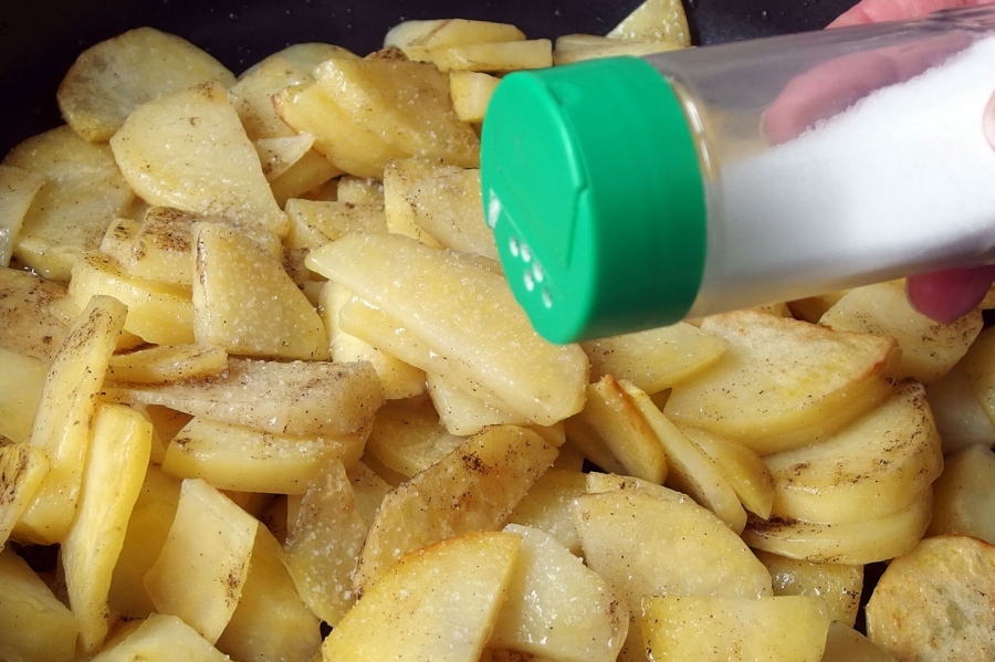 Um knusprige Bratkartoffeln zu erhalten, sollte man sie erst zum Schluss salzen.