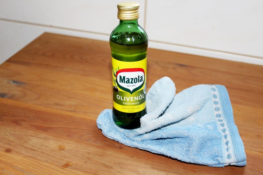 Möbel vorher mit einem Schmutzradierer gründlich reinigen und anschließend mit einem weichen Tuch gut getränkt mit Olivenöl einreiben und trocknen lassen.