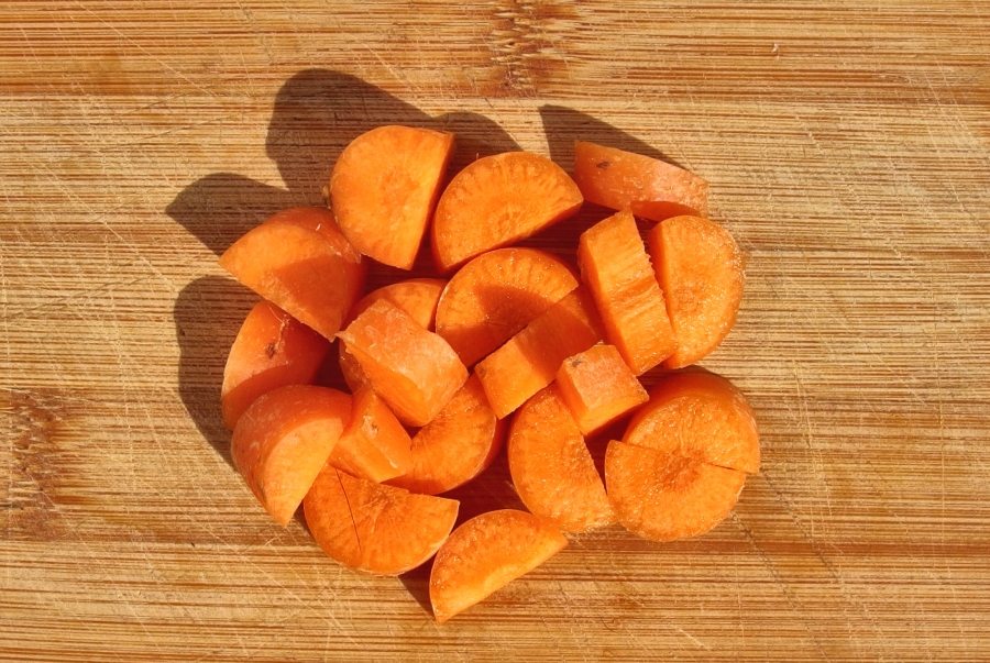 Karottenwürfeln aus der Tiefkühle: Damit angereichtert, schmecken farblich nicht so attraktive Gerichte, z.B. Weiß- oder Chinakohl, Linsensuppe, Kartoffelsuppe etc. noch besser!