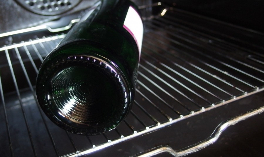 Superleichtes Ablösen von Etiketten an Weinflaschen: Die leere Flasche bei ca. 150 Grad, 5-10 Minuten im Backofen ruhen lassen.