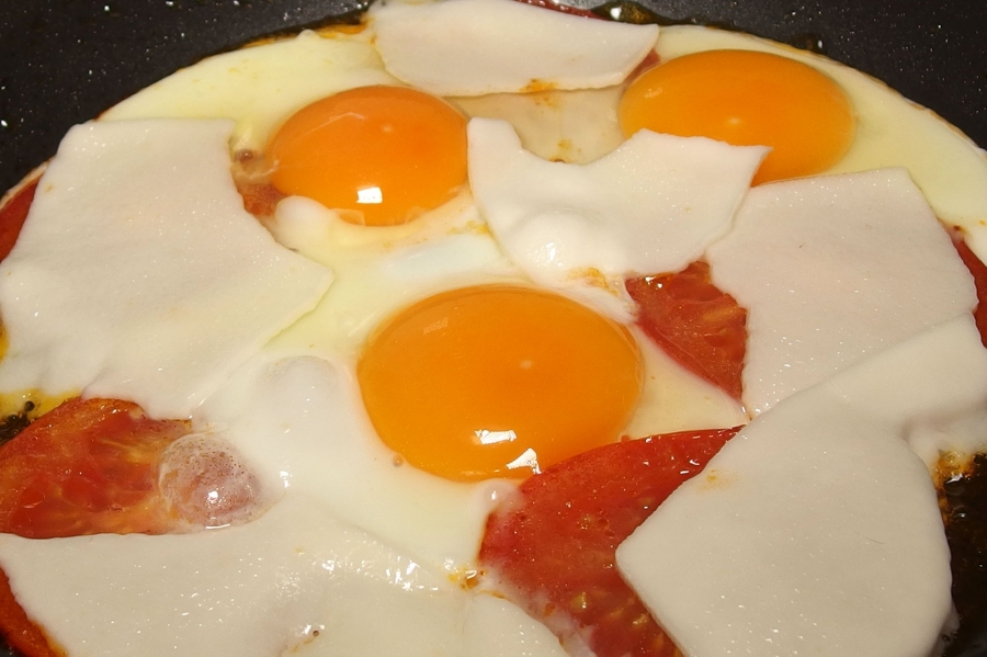 Spiegelei mit Tomate & Mozzarella - ein leckeres "italienisches" Frühstück.