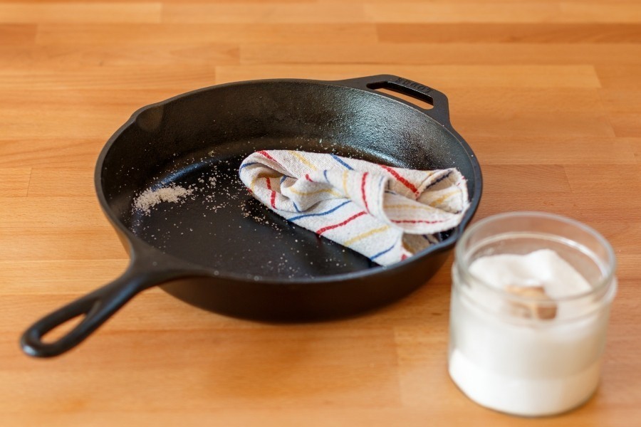 Gusseiserne Pfanne schnell und einfach reinigen, mit Salz ausreiben und mit Öl hinterher wieder einreiben.