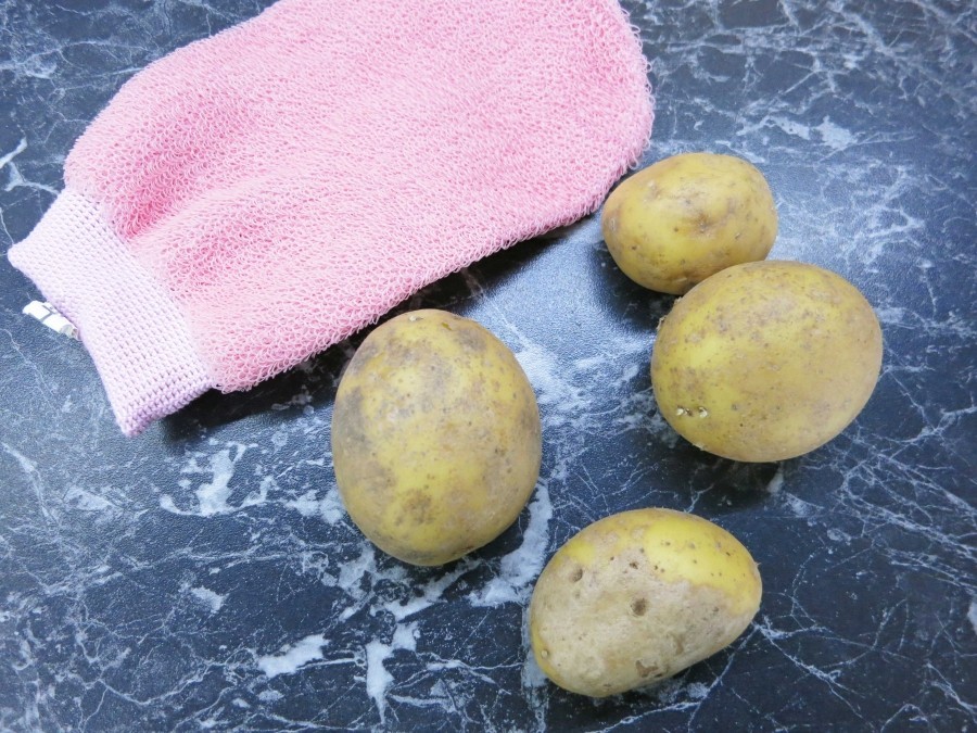 Mit einem Peelinghandschuh aus dem Drogeriemarkt kann man ganz hervorragend Kartoffeln unter Wasser abreiben.