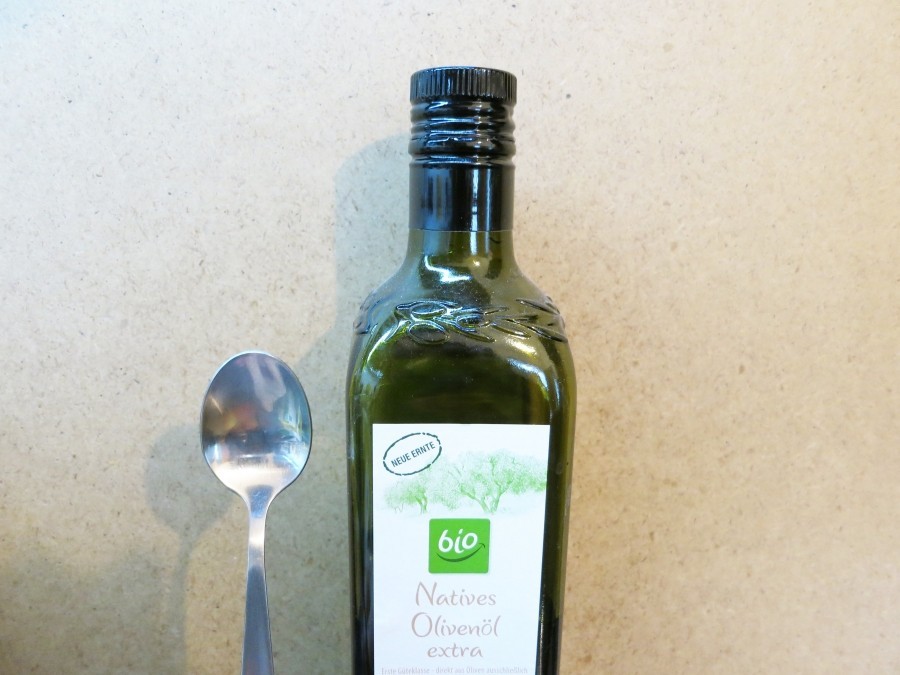 Bei akuten Halsschmerzen hilft ein Teelöffel Olivenöl pur.