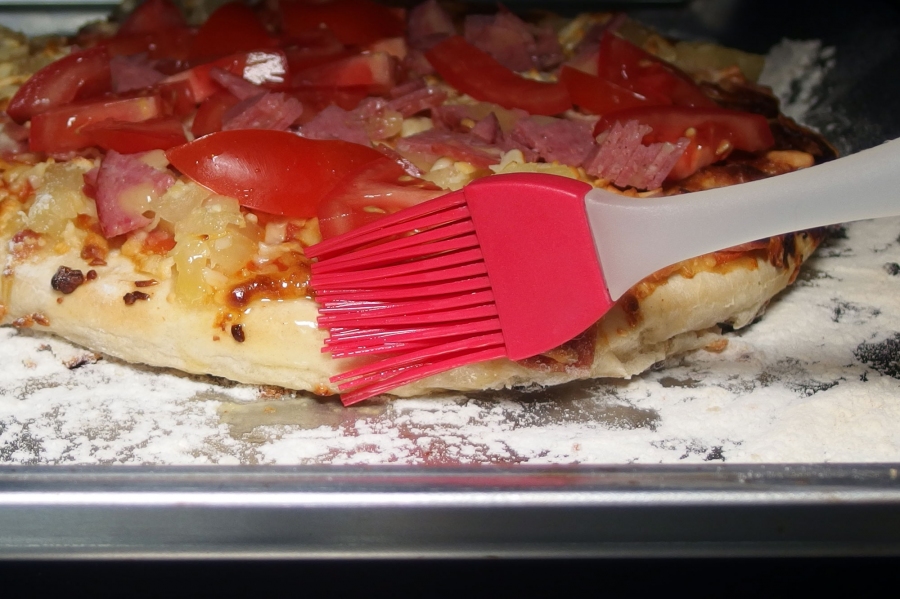 Wenn man nach 5-10 Minuten den Ofen öffnet und mit einem Pinsel den Rand der Pizza mit Speiseöl bestreicht, dann ist der Rand nach weiteren 10 Minuten lecker kross & knusprig.