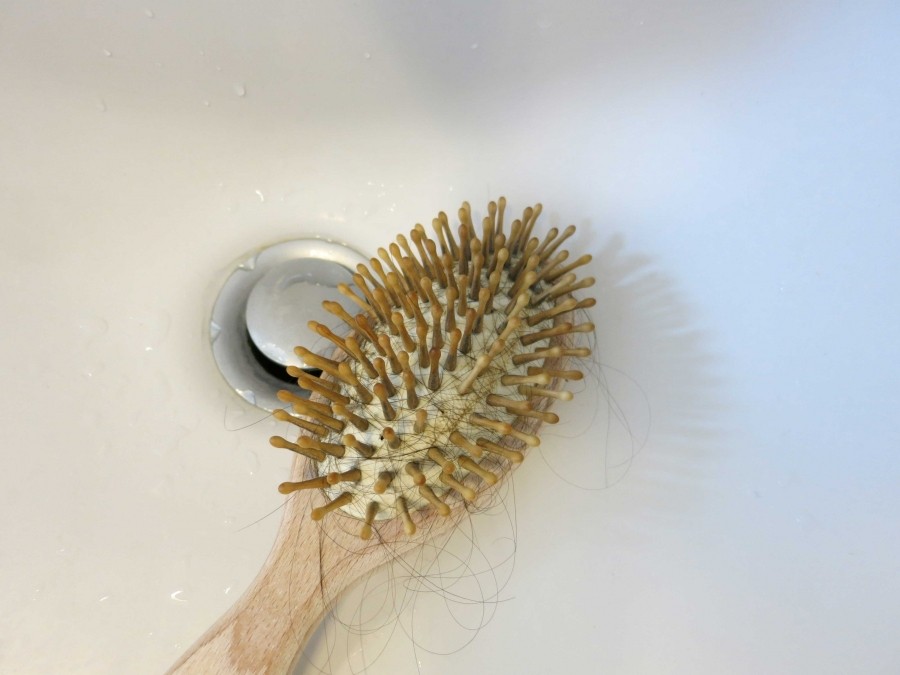 Bürsten lassen sich ganz einfach mit "Abflussfrei" von Haaren befreien.