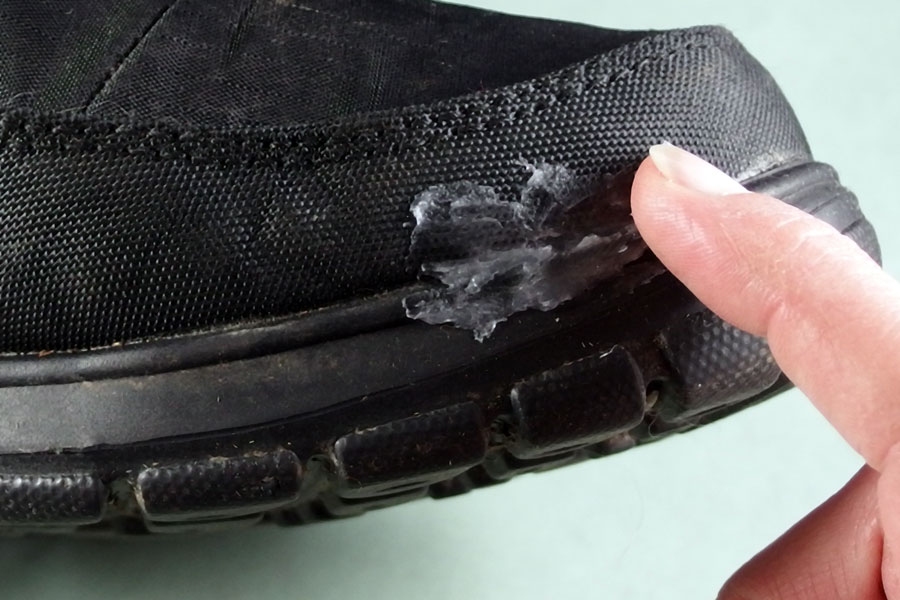 Die Nähte neuer, ungetragener Schuhe macht man wasserfest, indem man diese mit Lederfett (entweder in der Schuhfarbe oder farblos) einschmiert und dieses mit dem Haartrockner verflüssigt.