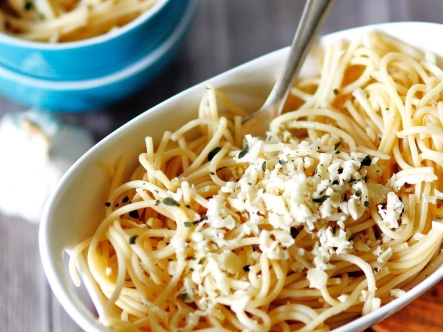 Knoblauch-Spaghetti: Ein schnelles und leckeres Gericht. Wer möchte, kann das Ganze auch noch "schärfen" mit Chili, Tabasco oder gehackter Peperoni. Schmeckt wie beim Italiener. 